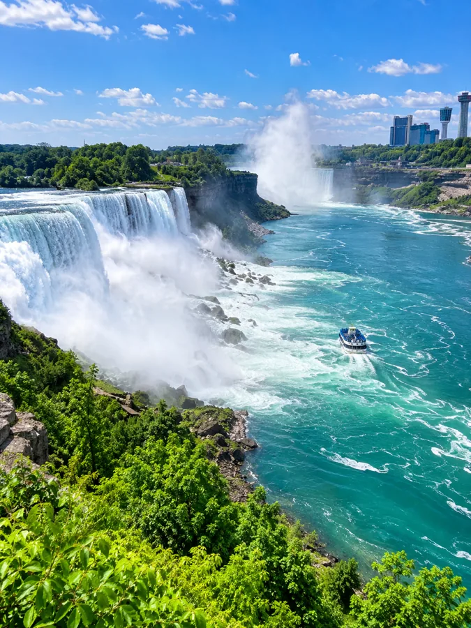Die Niagara-Schlucht und die American Falls an einem sonnigen Tag von der kanadischen Seite aus gesehen