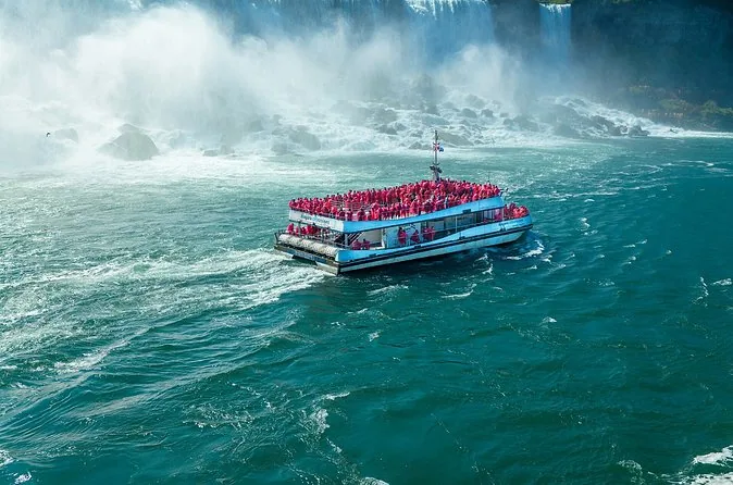 Das kanadische Boot auf dem Fluss unterhalb der Fälle