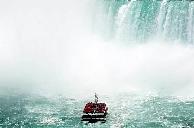 Un barco de Niagara City Cruises adentrándose en la bruma