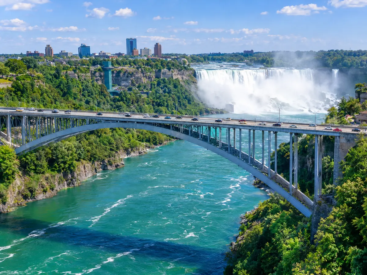 Die Rainbow Bridge überspannt die Niagara-Schlucht zwischen Kanada und den Vereinigten Staaten
